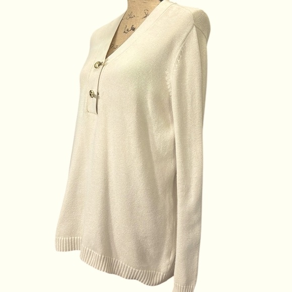 Charter Club EC  Tan long sleeve v-neck sweater. With metal closures. Size 1X - Picture 4 of 6